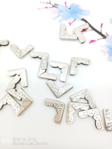 Angle d'enveloppement en métal argenté de luxe 30mm de long étanche et Portable sac à main livre ou boîte Protection d'angle avec 3CM de métal de maïs - Product Image 3