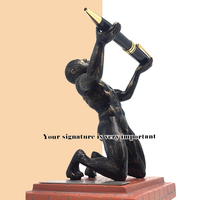 JR-1234 Gold-Bronze Bodybuilding-Skulptur Stifthalter aus Harz mit Option für Individuelles Logo für Werbezwecke und Dekoration