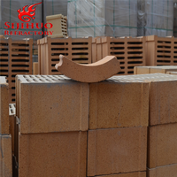 Arc de type argile, feu en argile, briques, construction de troncs