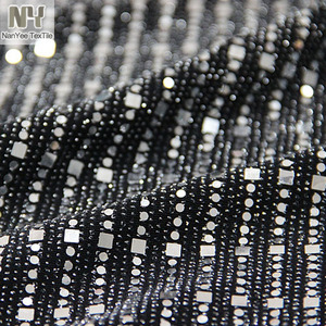 Tela <span class=keywords><strong>de</strong></span> Lentejuelas Cuadradas Plateadas con Efecto Espejo <span class=keywords><strong>de</strong></span> Nanyee Textile, sobre Jersey Brillante - Product Image 3