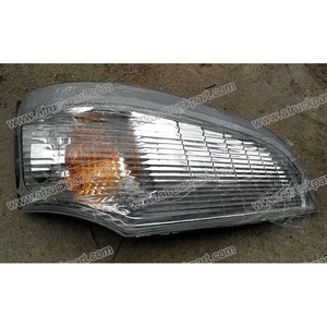 Lampe d'angle droite (haute) MK427118 pour FUSO CANTER 2006 FE84D FE85D Pièces détachées de camion - Product Image 1