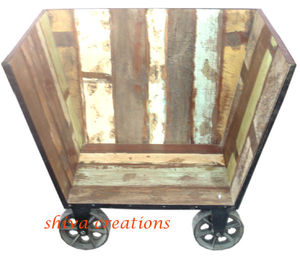 Canapé industriel vintage antique Mobilier commercial indien de haute qualité Design moderne sur roues pour centre commercial Utilisation extérieure Vente en gros - Product Image 1