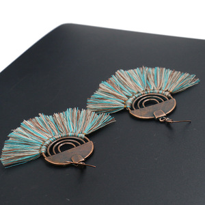 YWMT <span class=keywords><strong>2026</strong></span> Groothandel Nieuwste Vintage Folk Fan Legering Metaal 18K Verguld Bohemian Hangende Charm Oorbellen voor Vrouwen - Product Image 5