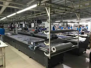 Macchina da taglio per coltelli in tessuto per indumenti in tessuto oscillante CNC con alimentazione automatica