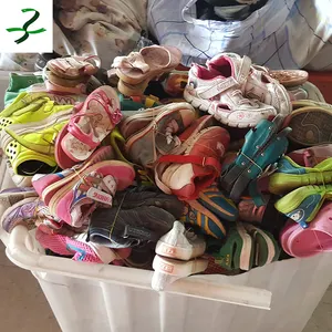 Todos os tipos sapatos confortáveis da segunda mão misturados usados em bales 25 kg para crianças