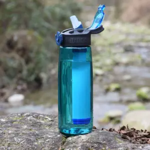 زجاجة مياه بلاستيكية مع منقي فلتر