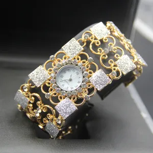 Heiße Neuankömmling Frauen Kristalle Uhr Gold Shining Diamond Strass Armreif Armbanduhren Uhr für Damen Mädchen Großhandel