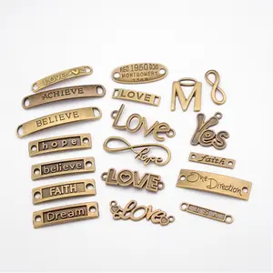 Low Großhandel benutzer definierte Metall Wort Logo Charms antike Bronze plattierte Anhänger für DIY Halskette Schmuck herstellung