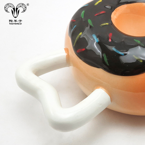 Taza de Cerámica con Forma de Donut - Delicioso Donut con Glaseado Rosa y Chispas - Divertido con la Inscripción... ¡Donuts! - Product Image 2