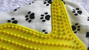 Guante de tela con forma de pata estampada mascota perro gato Animal cachorro aseo peine de masaje con masajeador TPR suave - Product Image 6