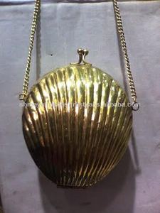 Bolso de Mano Tipo Clutch Hecho a Mano en Latón Repujado con Forro de Satén y Diseño de Almohada, Material Metálico - Product Image 2