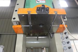 Presse à conteneurs en aluminium <span class=keywords><strong>45T</strong></span> pour ligne de production - Product Image 3