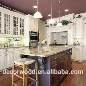 奶油白色手工制作高档厨房橱柜和厨房橱柜餐具室，配有实木棕色摇床门