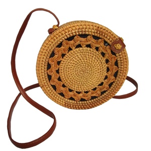 Bolso Hobo Redondo de Ratán Ahumado de Vietnam al por Mayor con Forro de Lino, Correa Individual y Cierre con Patrón para Mujer - Product Image 4