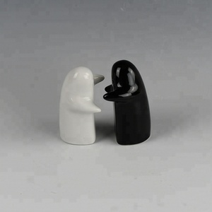 Souvenir de mariage en céramique en gros, salière et poivrière en forme de couple s'embrassant - Product Image 2