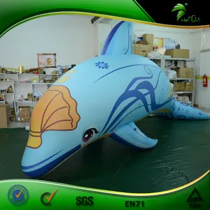 インフレータブルジャイアントドルフィンアミューズメントパーク製品フライングヘリウムクジラモデルが動物のプールのおもちゃに乗る