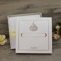 Tarjeta de invitación de boda de flores en relieve árabe de lujo con cajas de hebilla de cinta