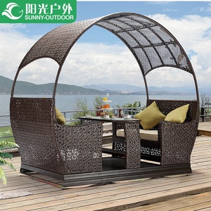 Chaise suspendue en osier de jardin pour 4 personnes avec table, chaise à bascule en rotin - Product Image 1