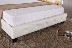 Cama Doble Queen Size de Contrachapado Italiano y Cuero Blanco - Product Image 2