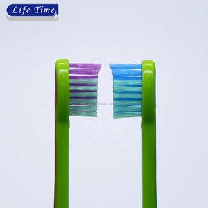 2019 gros mignon mante forme poignée 3 + ans enfant brosse à dents de marque privée FDA banbini cepillo - Product Image 5