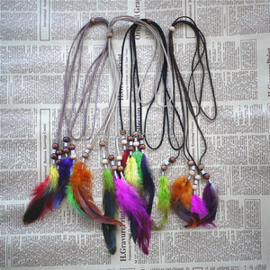 Belle bande de cheveux en plumes colorées avec perles en bois Accessoires pour cheveux Perles en bois de bohème Bandeau tressé en daim pour femmes - Product Image 2