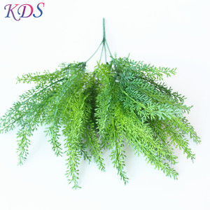 Feuilles vertes artificielles en plastique, vente en gros, 6 têtes, plantes vertes, gazon fern pour mur vert et mariage - Product Image 1