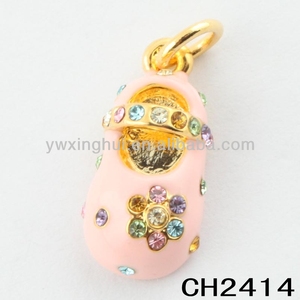 Charme de chaussure pour bébé en alliage de zinc doré rose émaillé avec cristaux, vente en gros - Product Image 1