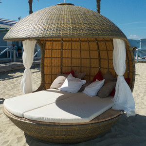 Chaise Longue Rotonda Accogliente, <span class=keywords><strong>Lettino</strong></span> Prendisole di Lusso in Vimini con Baldacchino per Hotel, Patio e Spiaggia - Product Image 1