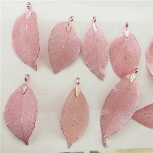 Liontin Jimat Daun Asli Berlapis Emas Mawar untuk Pembuatan Perhiasan DIY - Product Image 1