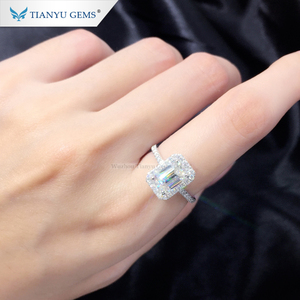Gemas Tianyu. Anillo <span class=keywords><strong>Solitario</strong></span> con Halo de Moissanita Corte Esmeralda de 3 Quilates DEF, Oro Blanco Sólido de 14K/18K - Product Image 3