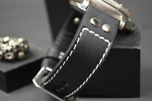 Cinturino <span class=keywords><strong>per</strong></span> <span class=keywords><strong>Orologio</strong></span> in Vera Pelle con Rivetti Stile Pilota in Nero e Marrone - Product Image 3