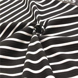 Tela jacquard de poliéster suave y económica con rayas blancas y negras para prendas de mujer, 2026 - Product Image 4