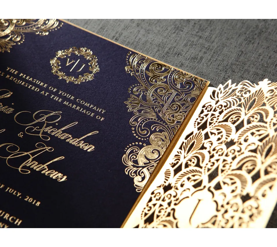 エレガントなロイヤルゴールドの結婚式の招待状青い結婚式の招待状豪華なレーザーカットの結婚式の招待状を手頃な価格で