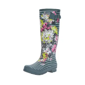 Venta al por mayor de Botas de lluvia de goma personalizadas para mujer, con patrones impermeables, diseño de estilo europeo