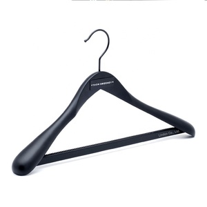 LINDON ไม้แขวนเสื้อทำจากไม้สีดำ,ขอแขวนเสื้อโค้ทเสื้อมีโลโก้ - Product Image 3
