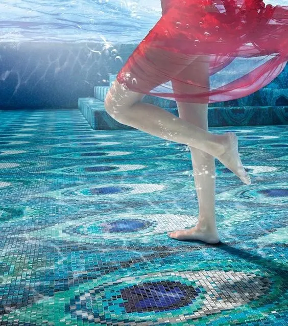 Precio barato de natación piscina de azulejos de vidrio azul mosaico fabricante