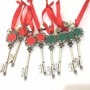 Ornement de Noël en forme de clé de Père Noël en argent antique personnalisé avec émail, clé magique de Père Noël - Product Image 6
