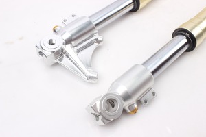 Forcelle Anteriori <span class=keywords><strong>a</strong></span> Steli Rovesciati di Qualità per Pit Bike con Piastre Lavorate <span class=keywords><strong>a</strong></span> CNC Regolabili - Product Image 2