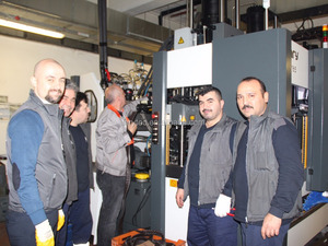 Máquina <span class=keywords><strong>para</strong></span> Fabricar <span class=keywords><strong>Calzado</strong></span> Deportivo LARY, Equipo <span class=keywords><strong>de</strong></span> Fabricación <span class=keywords><strong>de</strong></span> <span class=keywords><strong>Calzado</strong></span> <span class=keywords><strong>de</strong></span> Alta Presión, Fuerza <span class=keywords><strong>de</strong></span> Sujeción <span class=keywords><strong>de</strong></span> 1650kN, Placa Calefactora <span class=keywords><strong>de</strong></span> 250mm en <span class=keywords><strong>Venta</strong></span> - Product Image 4