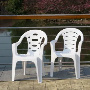 中国工厂派对露台上的花园里的家具聚丙烯pp树脂便宜整体白色塑料椅武器