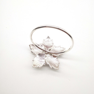 40mm bianco <span class=keywords><strong>fiore</strong></span> smalto strass portatovagliolo elegante in metallo portatovaglioli per banchetto di nozze decorazione della tavola - Product Image 3