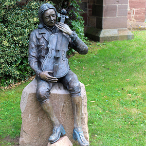 تمثال رجل يعزف الجيتار من البرونز لديكور الحدائق - Product Image 5