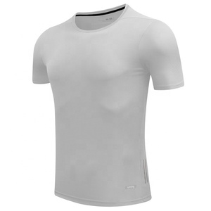 T-Shirt in tinta unita con stampa di etichette - Product Image 2