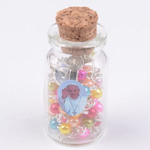 Cadeau promotionnel religieux : Mini chapelet catholique du Pape en perles de 4 mm avec fermoir mousqueton, emballé dans une bouteille à vœux en verre - Product Image 2