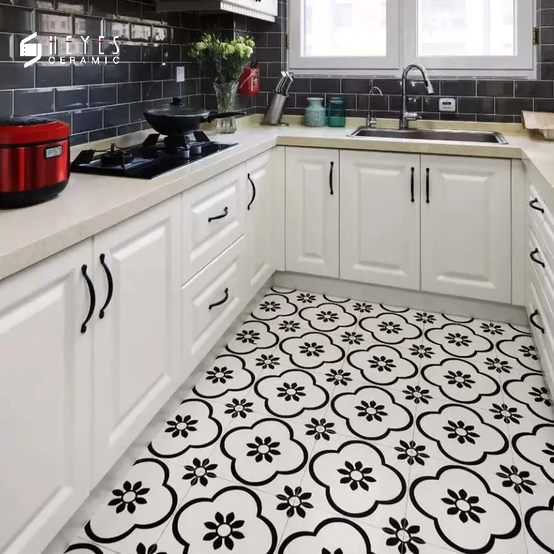 黒と白の小さな花柄の装飾的なキッチンの床タイル
