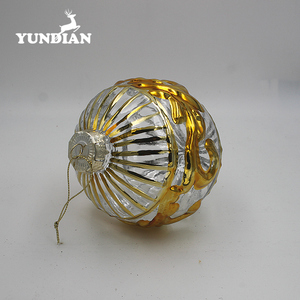 Neuankömmling Großhandel klar hängenden 8cm Weihnachts glas Kugeln Ball mit Gold muster für Weihnachts geschenk und Dekoration