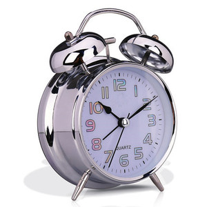 Reloj Despertador de Diseño Personalizado, Plateado, Estilo Antiguo, con Manecillas de Metal y Pantalla de Cuarzo para Uso Doméstico - Product Image 1
