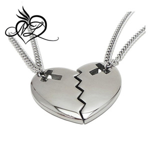 Amici Divisa In Acciaio Inox Cuore Con Cross Cut Out Collana-Genesis 31: 49 - Product Image 2