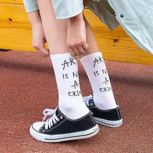 Özel jakarlı % 100 Polyester beyaz ayak bileği çorap kadın