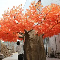 Kunstmatige oranje esdoorn grote boom